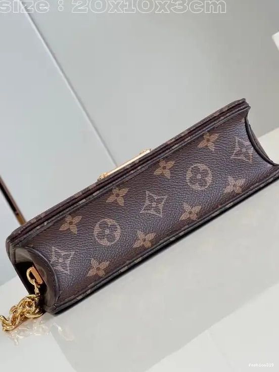 On Lily Chain Wallet LOUIS VUITTON 0429
